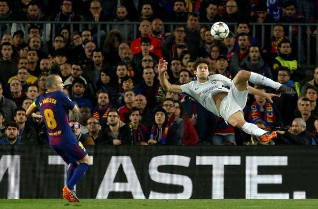 Marcos Alonso intenta un remate en el Camp Nou el miércoles ante el Barcelona. :: efe/