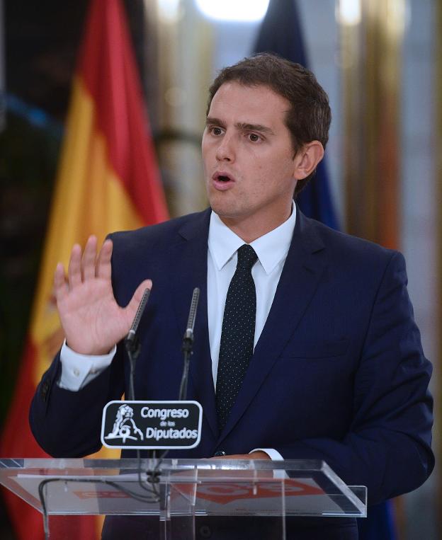 De izquierda a derecha, Mariano Rajoy, Pedro Sánchez y Albert Rivera. :: efe/