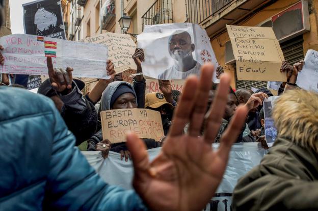 Cientos de personas se manifestaron ayer en Lavapiés en homenaje a Mame Mbaye, el 'mantero' fallecido el jueves de un infarto. :: efe/