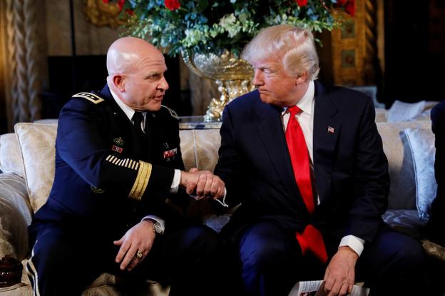 Trump estrecha la mano del general McMaster tras nombrarlo consejero de Seguridad Nacional. :: reuters/
