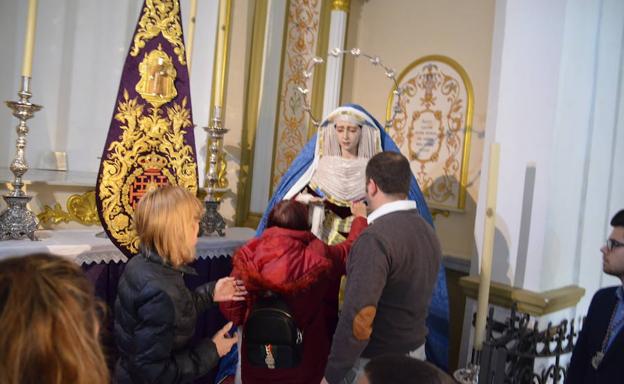 Medio centenar de invidentes conocen las imágenes de la Semana Mayor de Vélez-Málaga