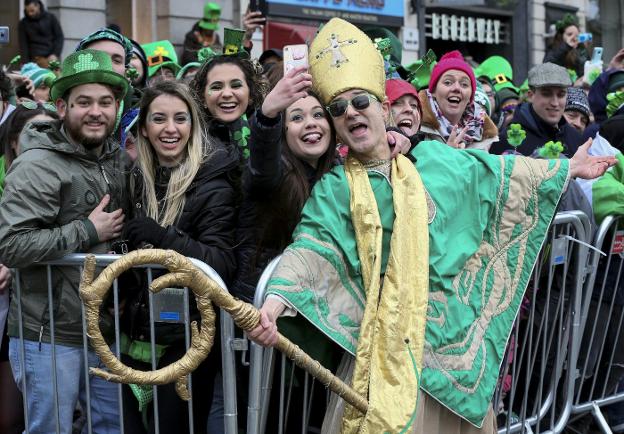 Las calles de Dublín celebraron ayer con gran algarabía la fiesta de San Patricio. :: paul faith / afp/