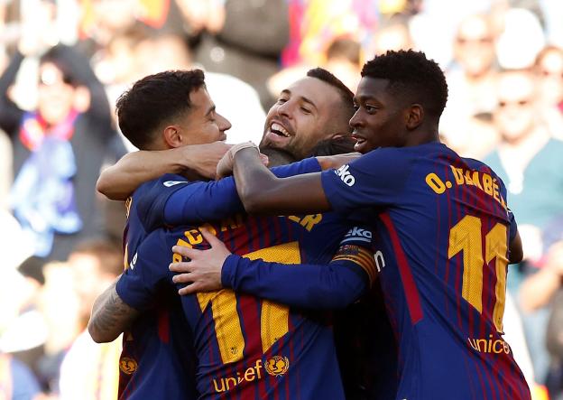 Los jugadores del Barcerlona celebran el gol de Alcácer. :: reuters/