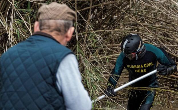 Reanudan la búsqueda del guardia civil malagueño desaparecido mientras rescataba a una pareja en un arroyo