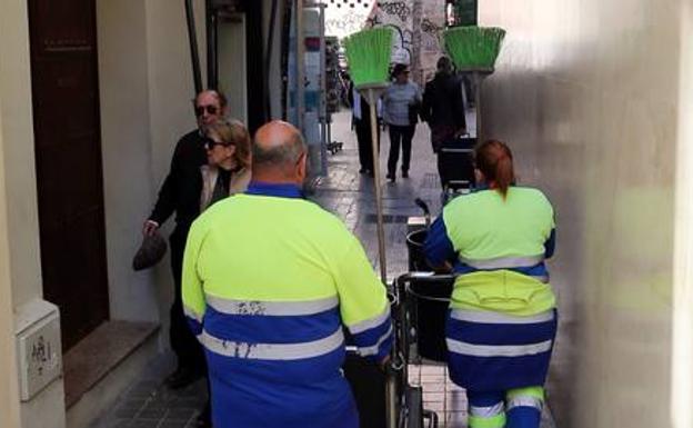 Operarios de la empresa, en el Centro. /Fernando González