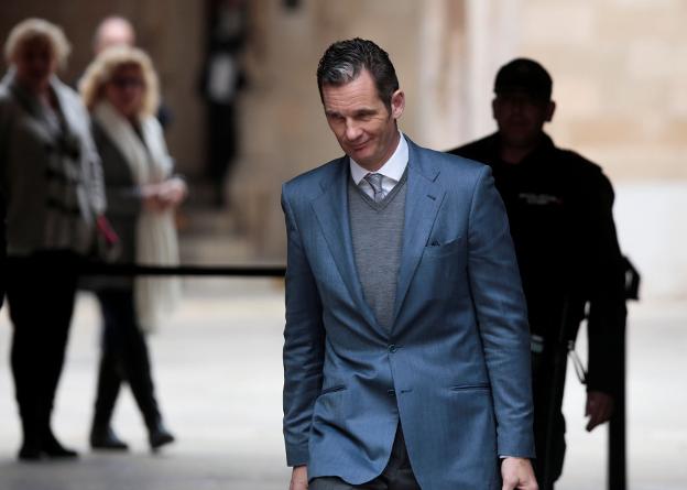 Urdangarín, hace un año, tras declarar en la Audiencia de Palma. :: E. Calvo/