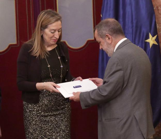Fernández Marugán entrega ayer el Informe Anual 2017 a la presidenta del Congreso, Ana Pastor. :: zipi / efe/