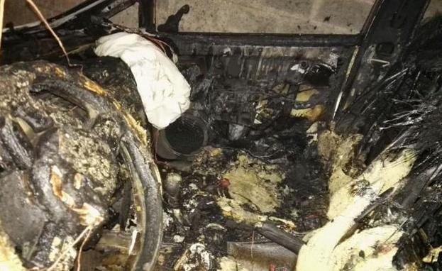 El fuego calcinó por completo el interior del coche./SUR