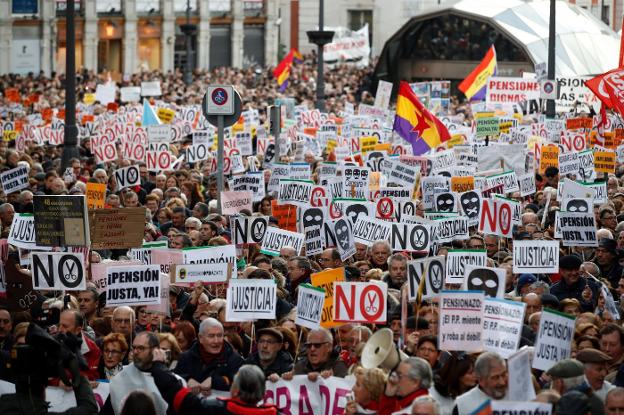 Manifestación en Madrid el pasado sábado que reclamó una mayor revalorización de las pensiones. :: JuanJo Martín / efe/