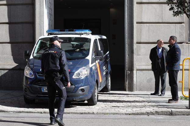 El furgón policial que trasladó ayer al expresidente de la Asamblea Nacional Catalana a su llegada al Tribunal Supremo. :: e. p./