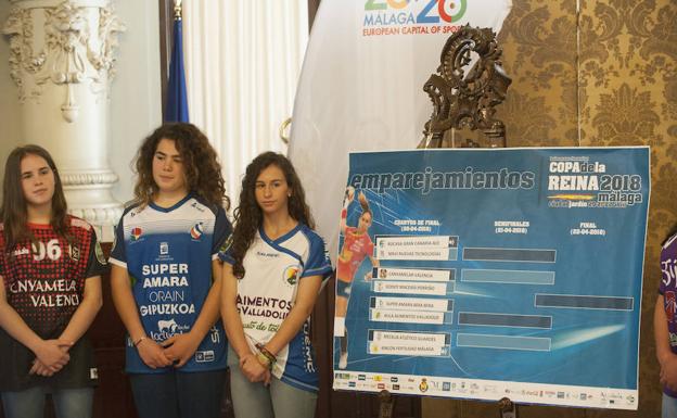 Jugadoras cadetes del Rincón Fertilidad, con camisetas de equipos rivales, junto al cuadro./Francis Silva