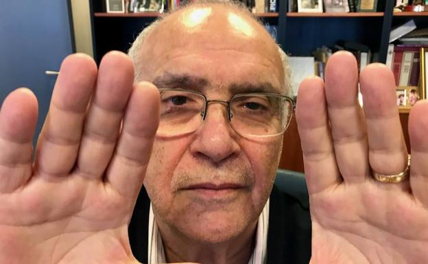 Juan Rosén muestras sus manos, las que han bordado cientos de piezas, ayer en la redacción de SUR./SUR