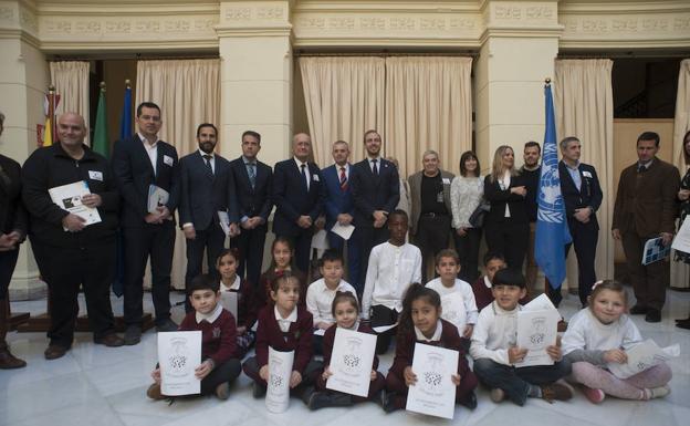 Autoridades y niños asistentes hoy al acto en el Ayuntamiento./Francis Silva