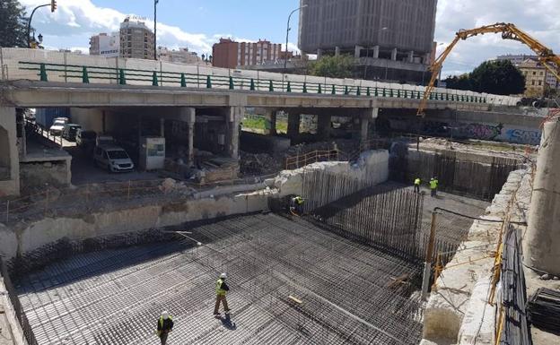 Trabajos del túnel del metro en el río Guadalmedina. /SUR