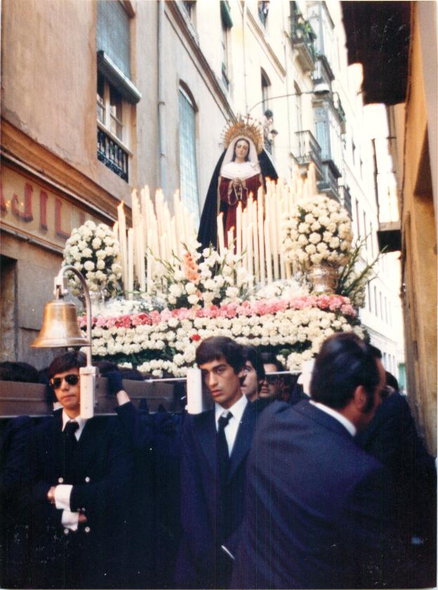 Primera salida. La Virgen de los Dolores de San Juan se estrenó en la calle el Viernes Santo de 1978. :: sur./