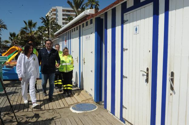 Cardeña pasó revista ayer a los módulos de playa. /Josele-Lanza -