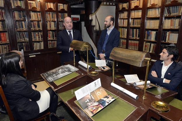 Manuel Barón y Juan Carlos Estrada, ambos de pie, durante la presentación del abono. /SUR