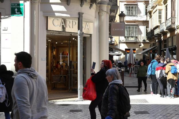 Arriba a la izquierda, cartel instalado en la calle Granada. :: s. salas/