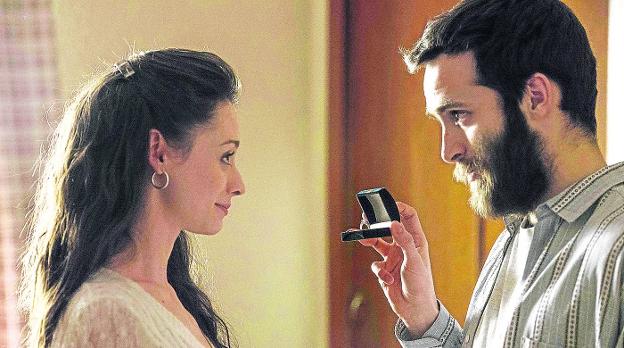 Karina, a la que encarna en la serie la actriz Elena Rivera, en una secuencia de 'Cuéntame', con el personaje de Carlos Alcántara. /TVE