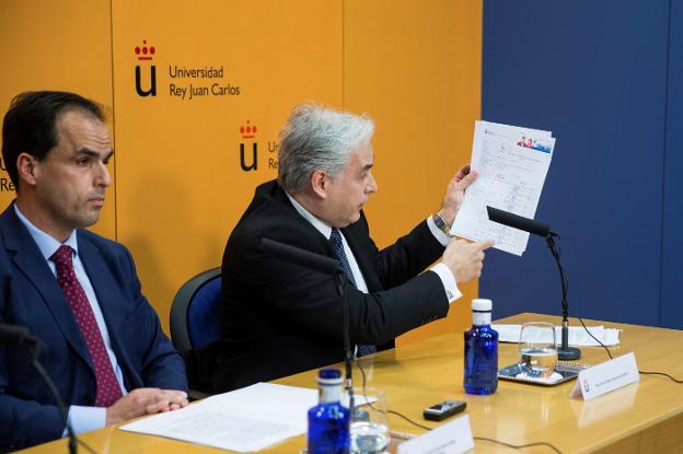 Uno de los profesores del master muestra ayer documentos con las calificaciones de Cifuentes en la Universidad. :: Rodrigo Jiménez / efe/