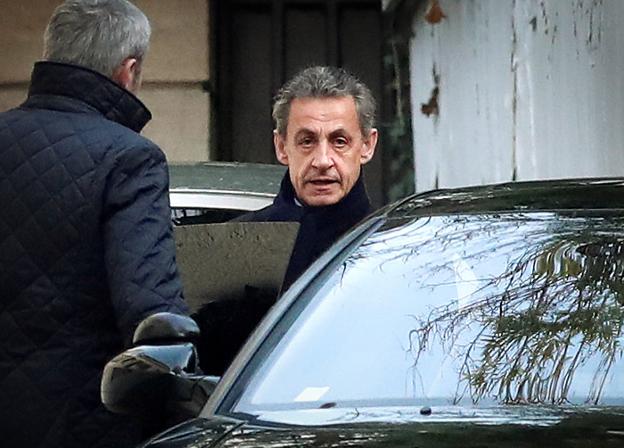 El expresidente francés Nicolas Sarkozy, ayer durante un receso del interrogatorio. :: B. Tessier / reuters/