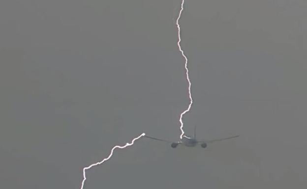 ¿Qué pasa cuando un rayo alcanza un avión? Respuestas a preguntas que te dejarán volar más tranquilo