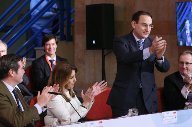 González de Lara, en el acto de cierre de la asamblea de su reelección al frente de la CEA, con Susana Díaz y Antonio Garamendi . :: E. P./