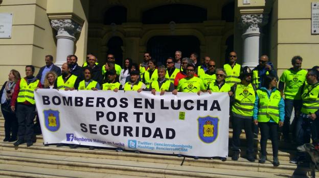 Los bomberos, ayer con los portavoces de los grupos municipales de izquierdas. :: a. p. b./