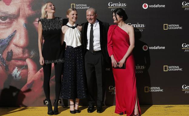 Antonio Banderas posa con sus tres 'mujeres' en la ficción/Ñito Salas