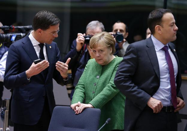 El primer ministro holandés charla con la canciller Merkel en un momento de la cumbre europea. :: reuters/