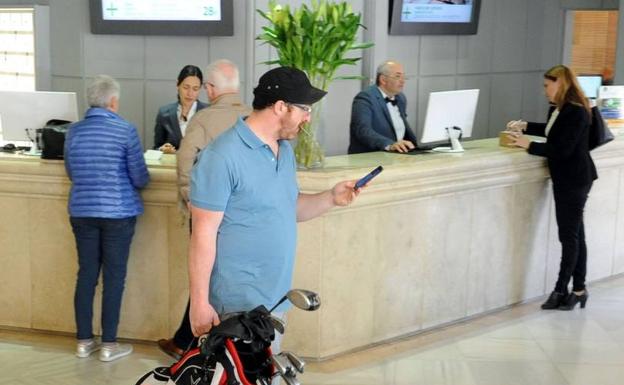 Huéspedes hacen el ‘check in’ en un hotel de Marbella./Josele-Lanza -