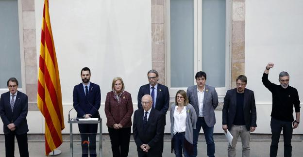 Torrent, junto a los líderes de las fuerzas independentistas y el portavoz de En Comú, en el acto en el que acusó al Estado de «vulnerar derechos fundamentales». :: a. Dalmau / efe/