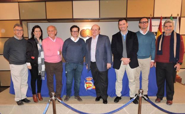Eduardo Cestino, tercero izquierda, ayer noche con parte de los miembros de su candidatura ganadora./SUR