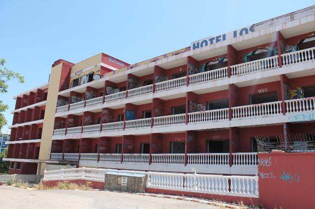 El hotel permanece sin uso desde 2014, cuando la empresa que lo gestionaba quebró./SUR