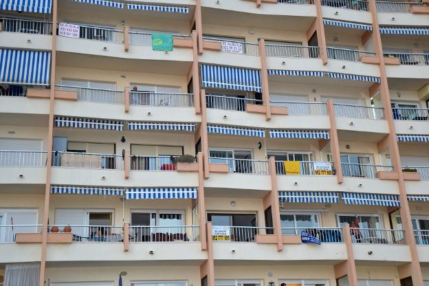 Edificio de Marbella con varios carteles de alquiler. /Josele-Lanza -