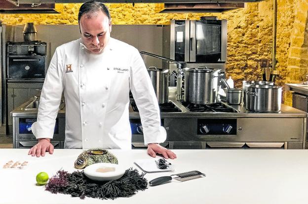 Ángel León, con algunos ingredientes que el mar brinda a su cocina./R. C.