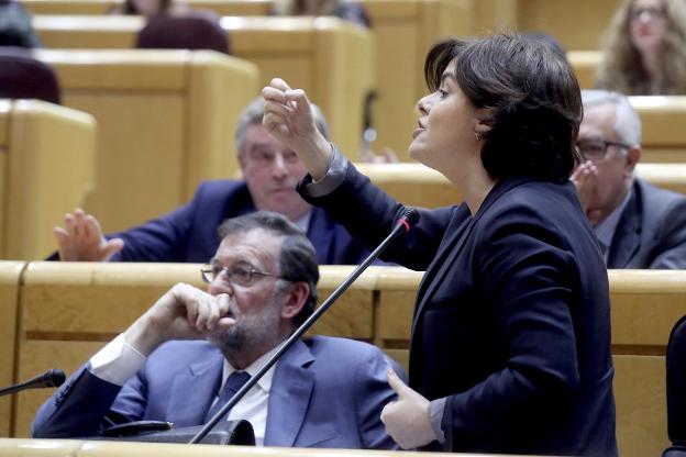 Soraya Sáenz de Santamaría interviene, el pasado martes, en el Senado. :: Kiko Huesca / EFE/