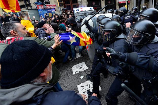 Enfrentamientos entre policía y manifestantes independentistas en las calles de Barcelona. :: LLUIS GENE / afp/