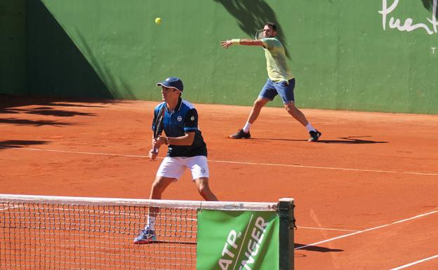 Marrero y Robredo, en su partido de ayer. /SUR