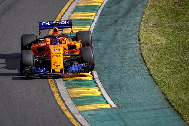 Alonso, en el circuito de Albert Park en Melbourne. :: EFE/