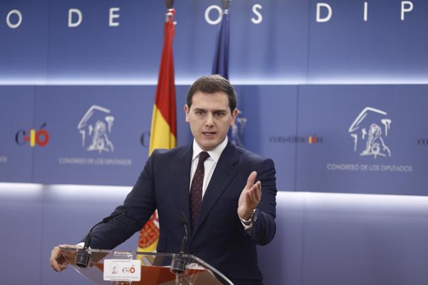 Rivera explica ayer en el Congreso el acuerdo alcanzado con el Gobierno para apoyar los Presupuestos. :: EP/