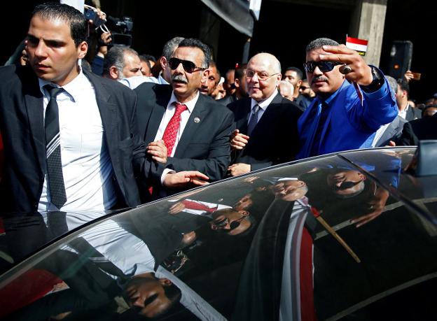 El candidato rival, Musa Mustafá Musa (segundo por la derecha), tras emitir, ayer, su voto en El Cairo. :: Amr Abdallah Dalsh/ reuters/