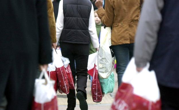 El estudio analiza los hábitos de consumo y al felicidad de los compradores. /SUR