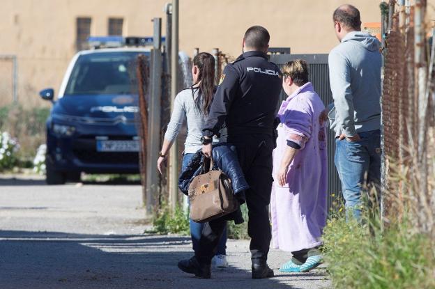 La Policía acompaña a la pareja, y a la madre de esta. :: efe/