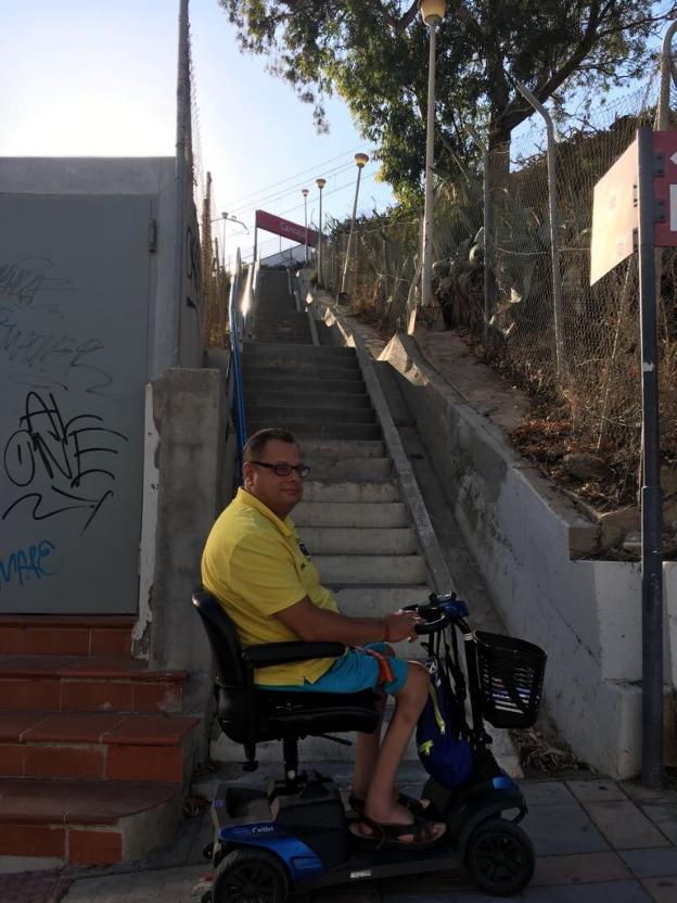Ricardo Criado no puede coger el tren debido a los 119 escalones que hay hasta el apeadero. :: i. g./