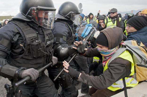 Los manifestantes se enfrentaron ayer con los Mossos por el corte de la autopista AP-7 a la altura de Figueras. :: Robin Townsend / efe/