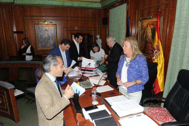Momentos previos al pleno celebrado ayer. :: josele-lanza/