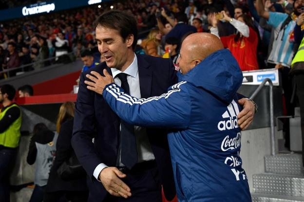 Julen Lopetegui saluda a Jorge Sampaoli antes del 6-1 entre España y Argentina el martes. :: afp/