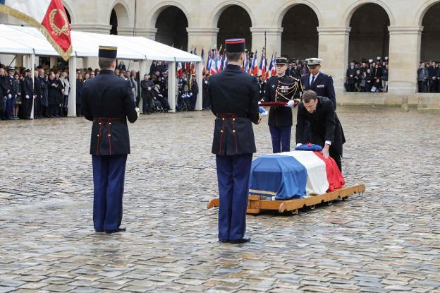 El presidente francés, Emmanuel Macron, rinde tributo al gendarme Arnaud Beltrame durante la ceremonia de ayer en París. :: l. marin / afp/