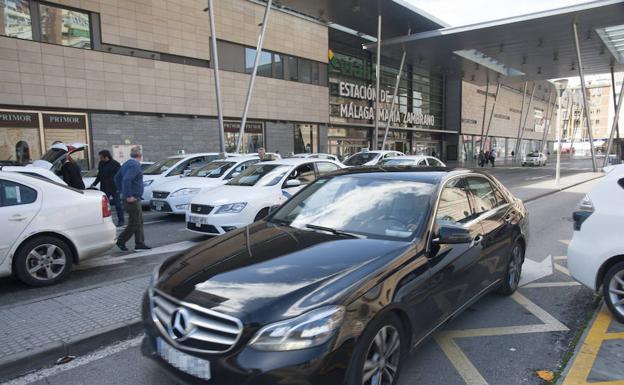 Una VTC, en la zona de precontratación de la estación María Zambrano situada junto a la parada de taxis. /Francis Silva